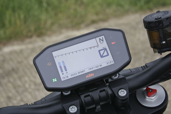 KTM 1290 Super Duke R dash