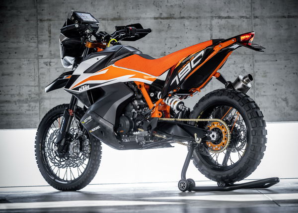 KTM 790 Duke and 790 Adventure R Prototype debut at Eicma