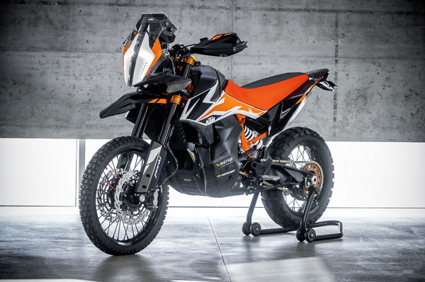 KTM 790 Duke and 790 Adventure R Prototype debut at Eicma