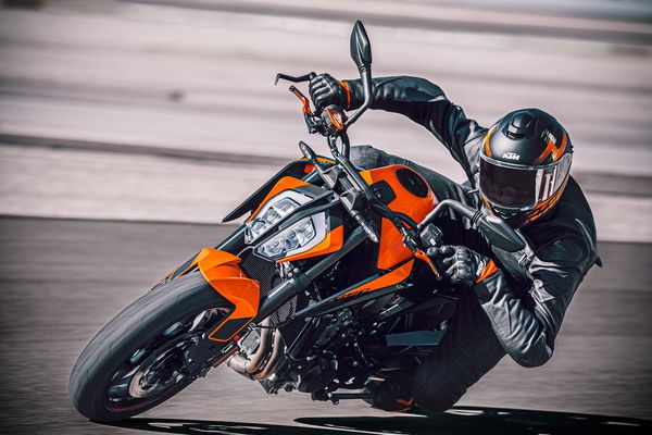 KTM 890 DUKE - Action (1).jpg