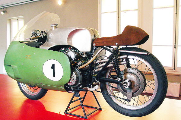 Moto GuzziOtto V8 racer