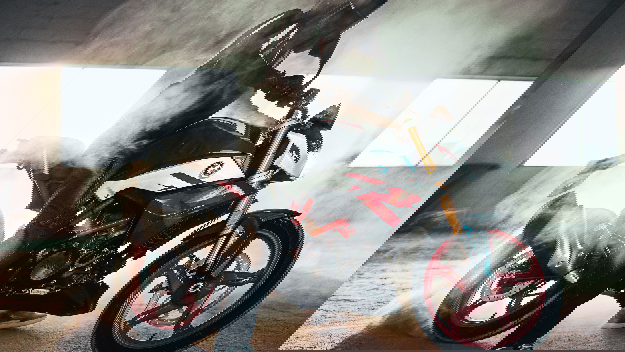 BMW G310 R - burnout