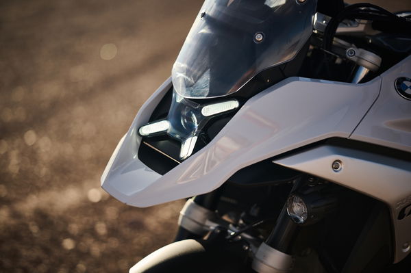 The headlight of the R 1300 GS