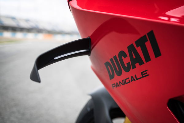 Panigale-v4-s-2022-Visordown-Review