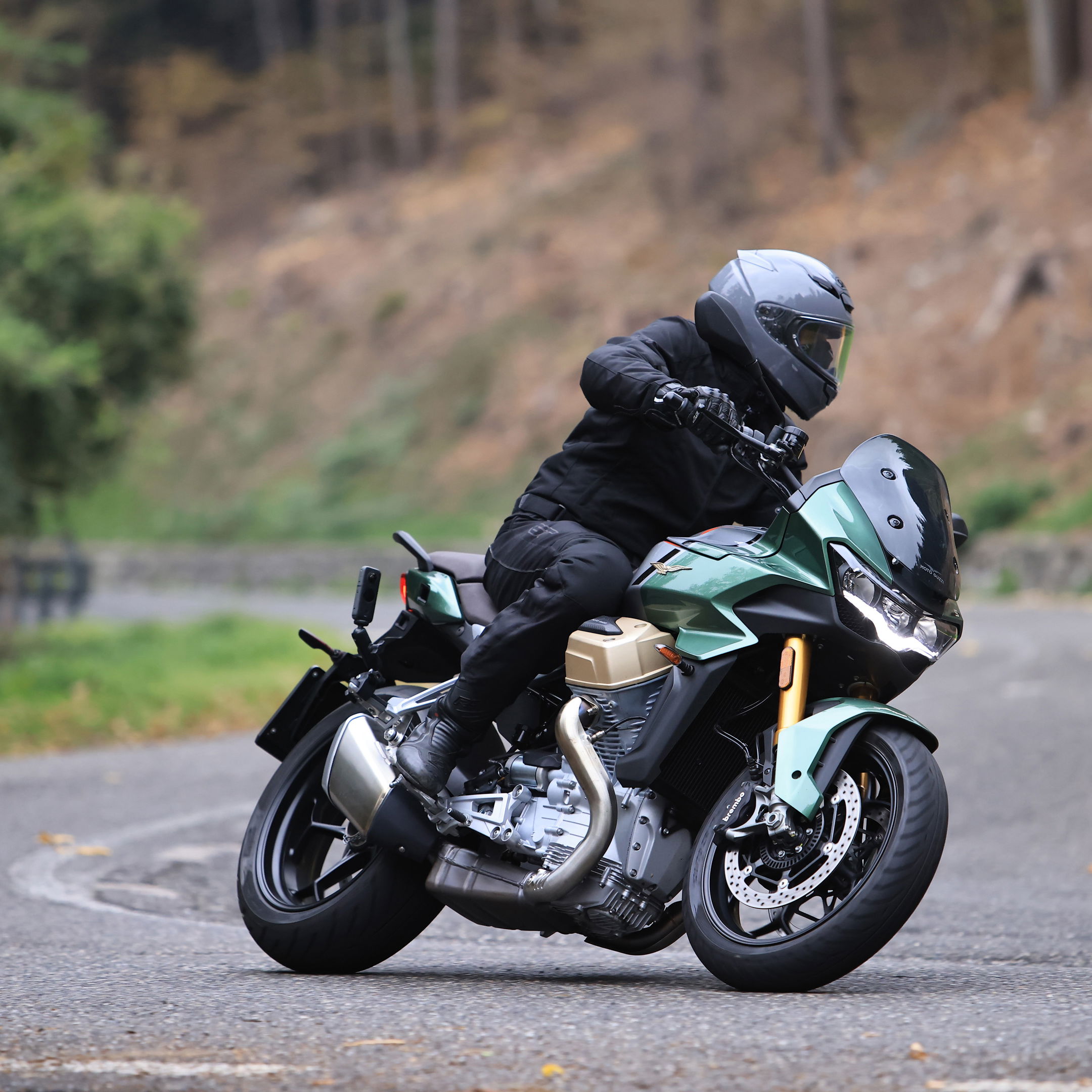 review of the moto guzzi v100 mandello 2023