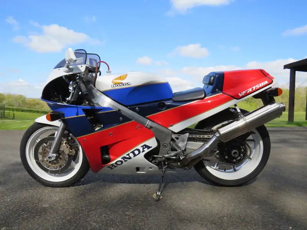 Honda RC30 / VFR750R