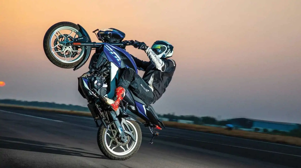 Bajaj Pulsar NS200 wheelie good time