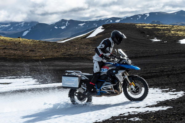 how to ride a motorcycle in snow