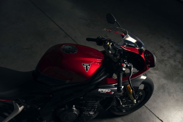 Speed Triple RR 2022 studio image