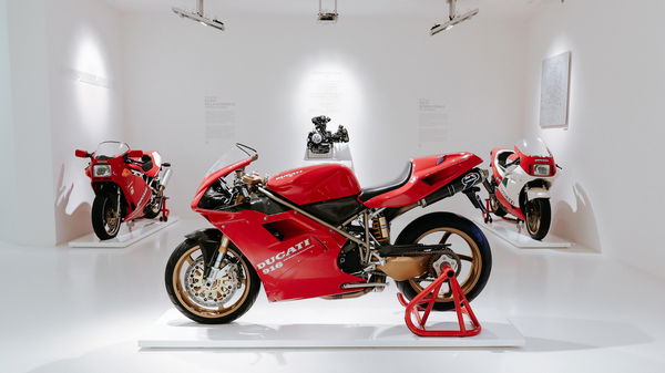 Ducati 916 - side