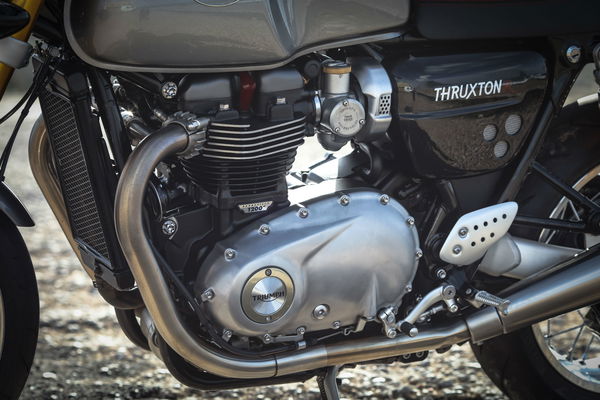 Triumph Thruxton R vs Bobber