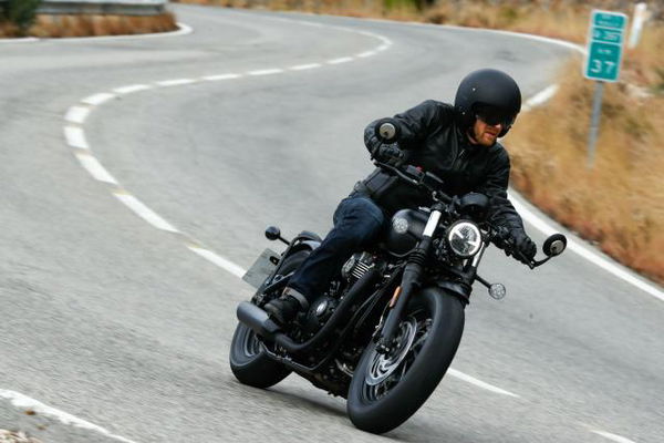 Triumph Bonneville Bobber Black review