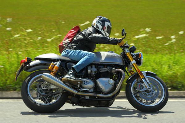 Triumph Thruxton R vs BMW R nineT Racer S review