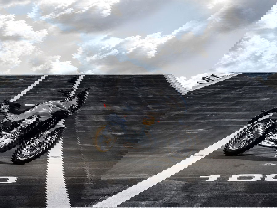 V100 Mandello Aviazione Navale takes off