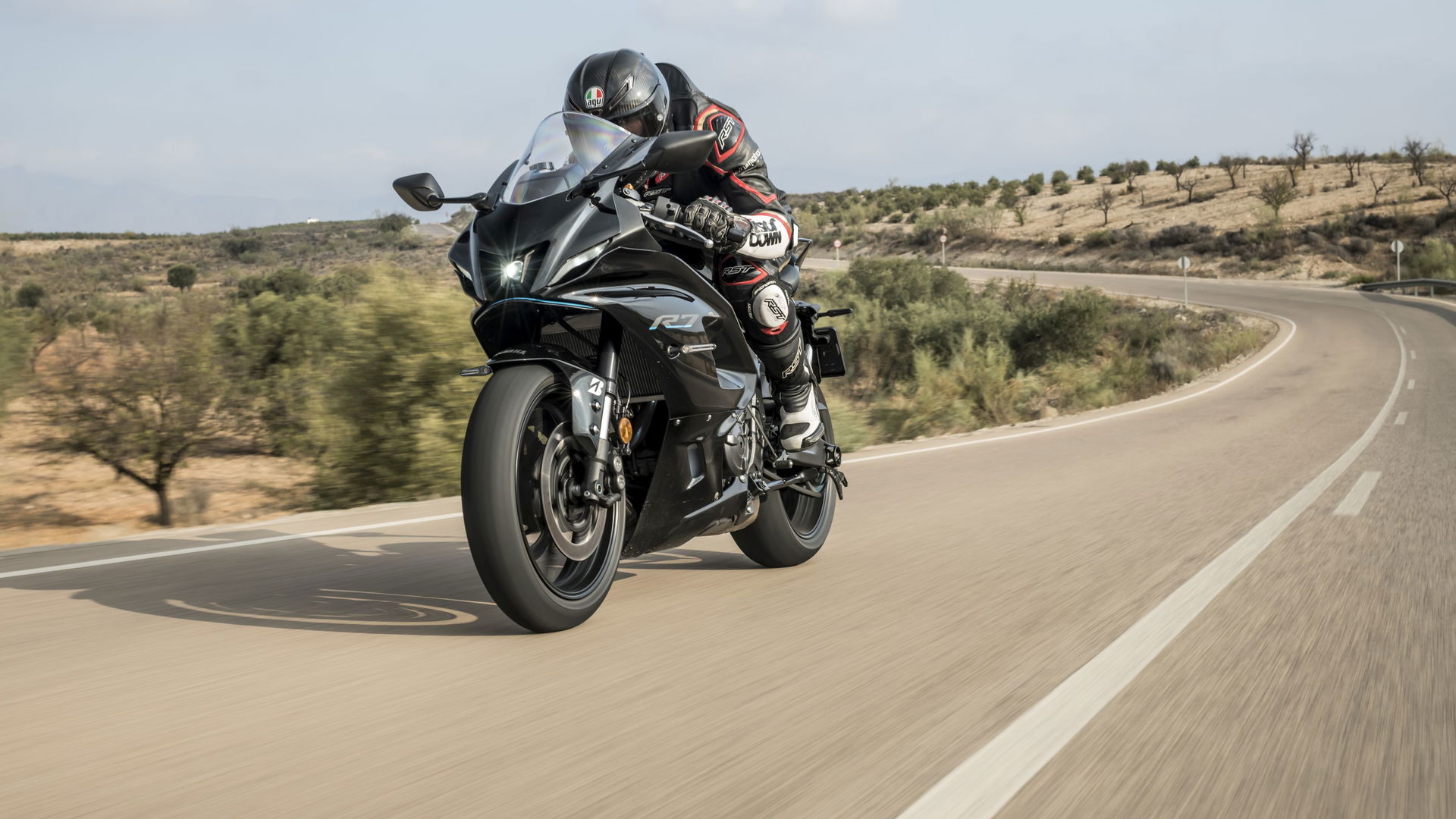 Yam-R7-2022-Visordown-Review