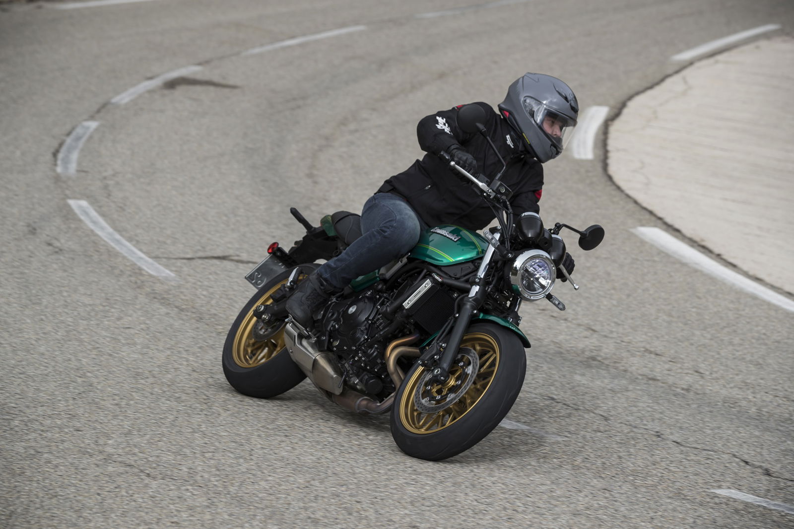 Z650RS cornering