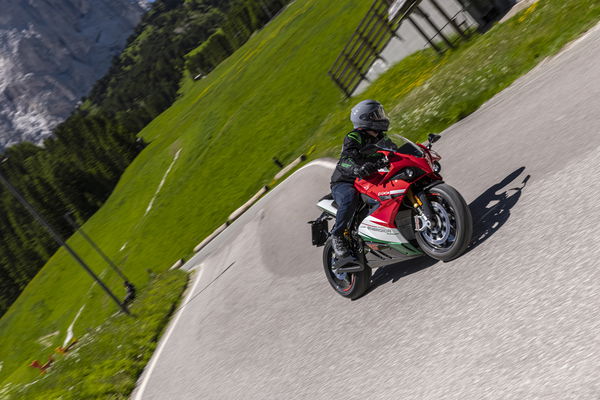 Energica Experia (2022) review | Touring on the new Experia