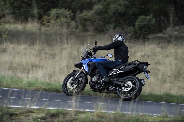 Suzuki V-Strom 800 RE - riding