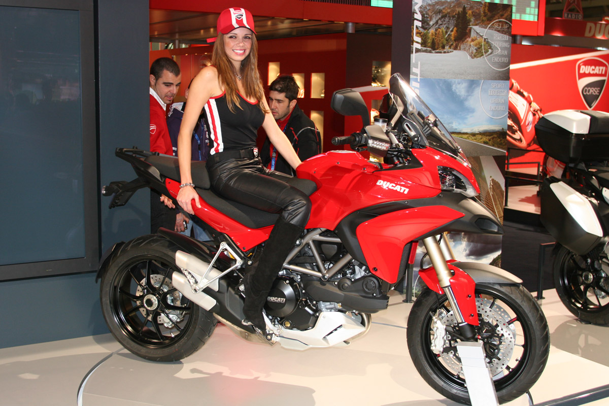 Gallery of girls from the Milan motorcycle show