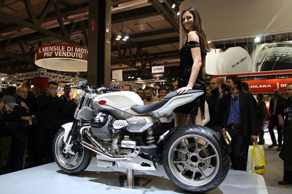 Gallery of girls from the Milan motorcycle show