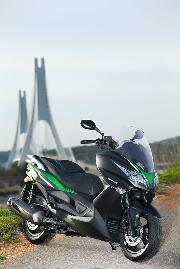 First ride: Kawasaki J300 review