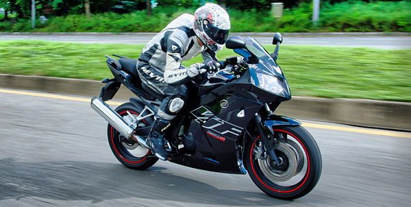 Road test: 2013 Daelim VJF250 RoadSport review