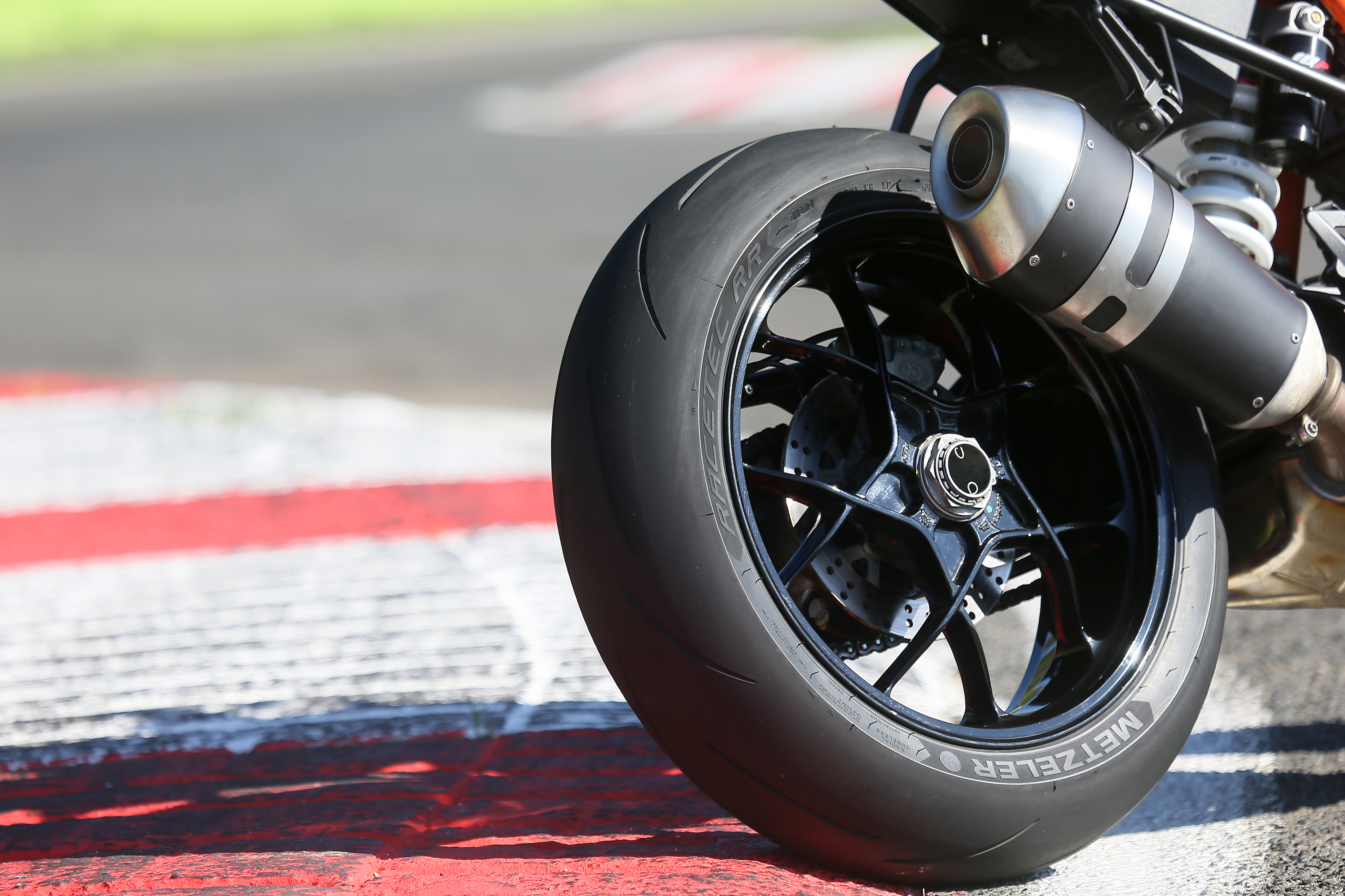 Metzeler launches Racetec RR supersport tyre