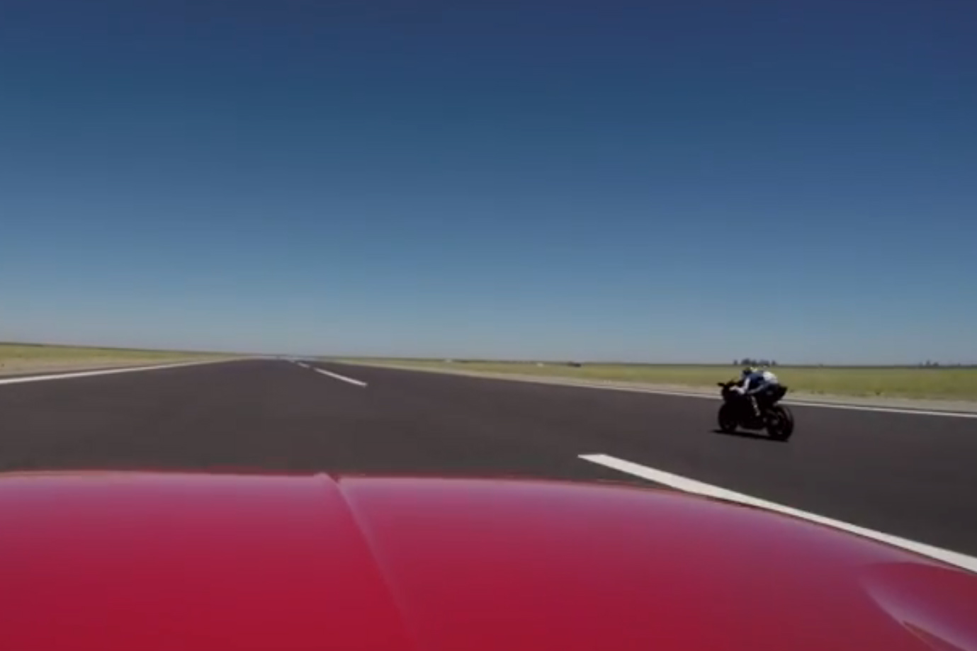 Kawasaki Ninja H2R smokes Bugatti Veyron