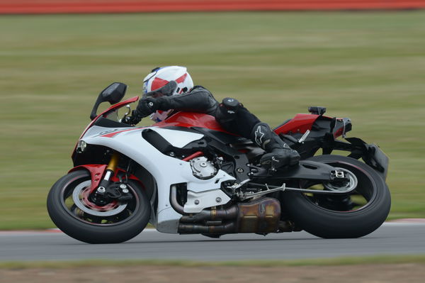 Back-to-back test: Yamaha R1 vs Ducati 1299 Panigale S (2015)