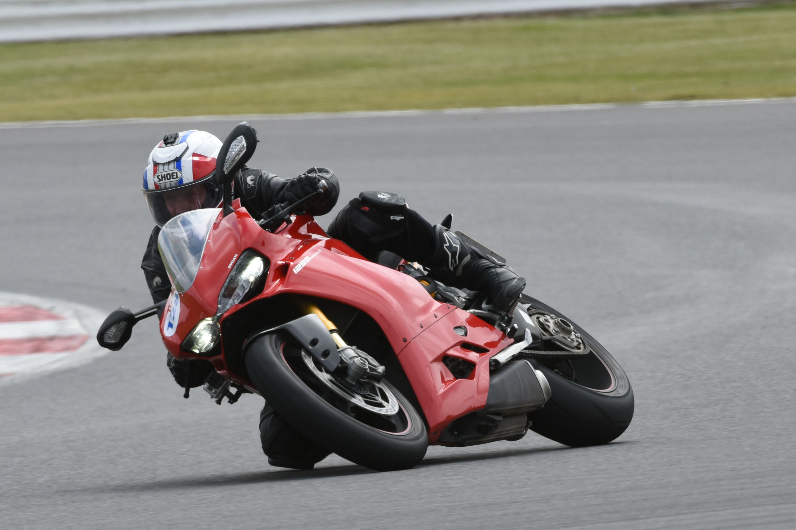 Back-to-back test: Yamaha R1 vs Ducati 1299 Panigale S review