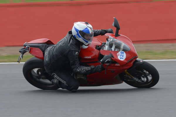 Back-to-back test: Yamaha R1 vs Ducati 1299 Panigale S (2015)