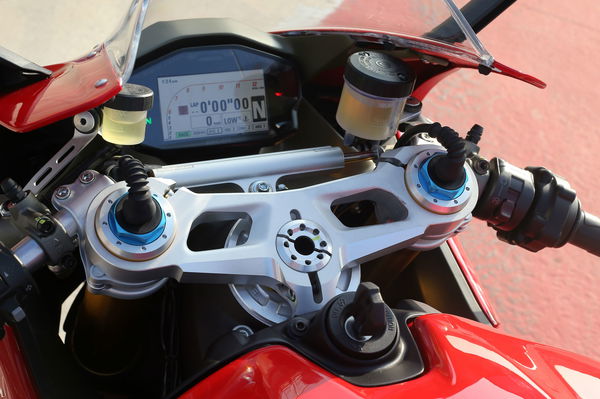 Back-to-back test: Yamaha R1 vs Ducati 1299 Panigale S (2015)