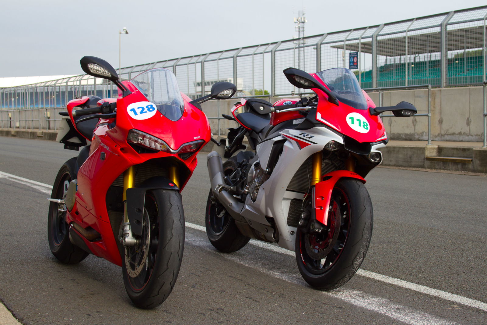 Back-to-back test: Yamaha R1 vs Ducati 1299 Panigale S (2015)