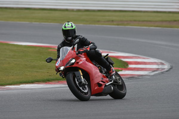 Back-to-back test: Yamaha R1 vs Ducati 1299 Panigale S (2015)