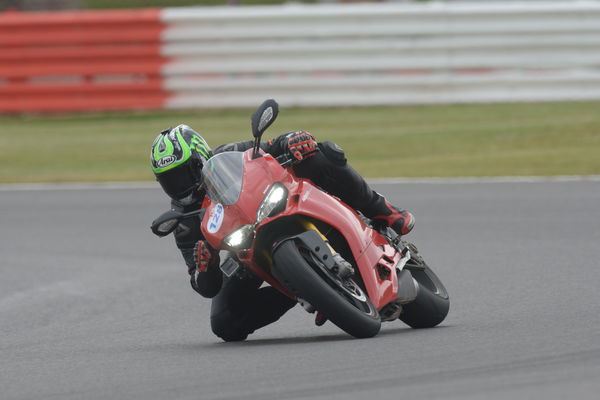 Back-to-back test: Yamaha R1 vs Ducati 1299 Panigale S (2015)