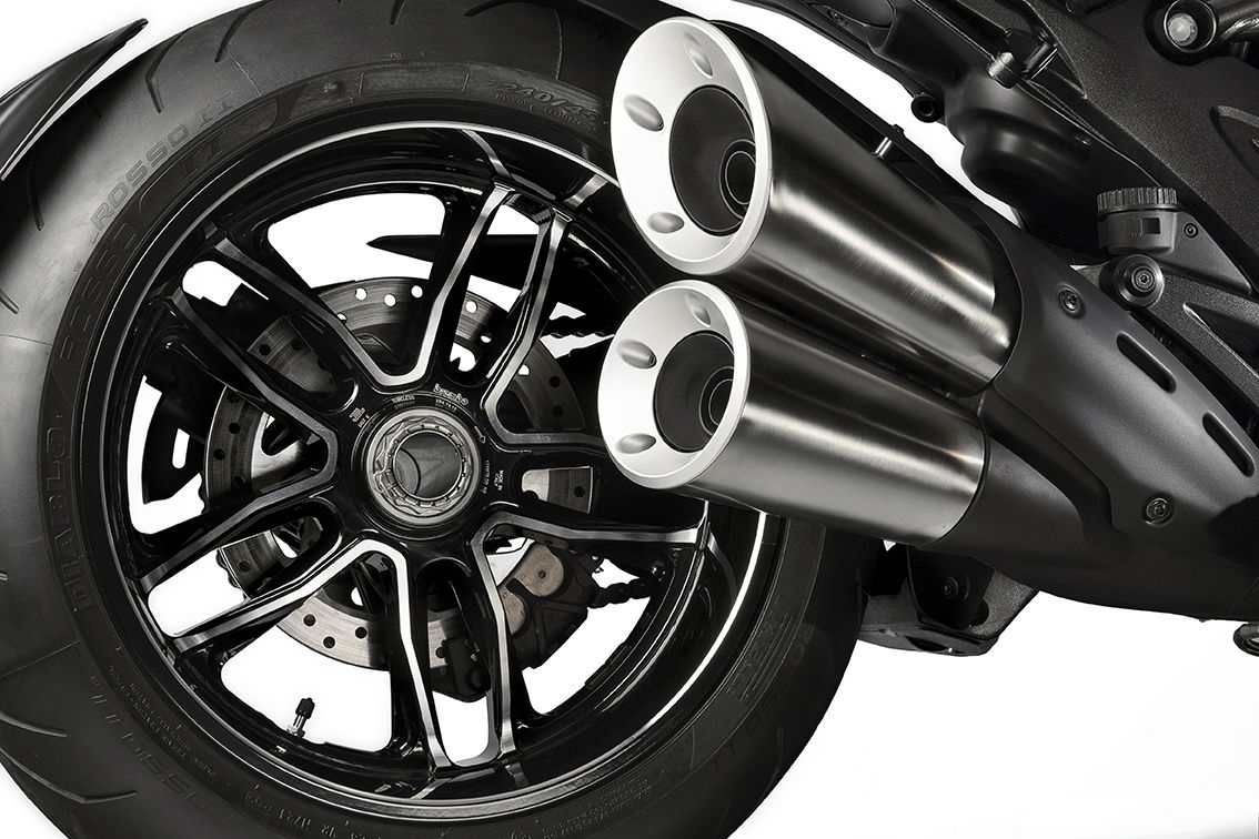 Ducati Diavel Carbon updated for 2016