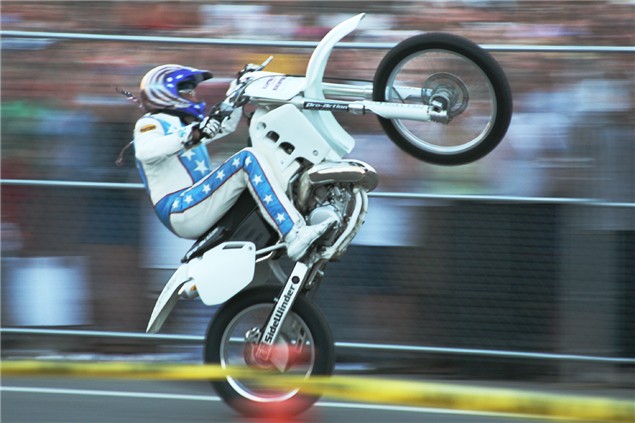 Robbie Knievel to jump 16 buses in London 2010