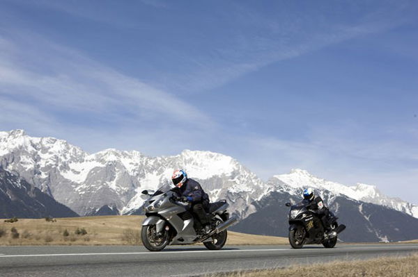 Cool Runnings - Kawasaki ZZR-1400 Vs Suzuki Hayabusa
