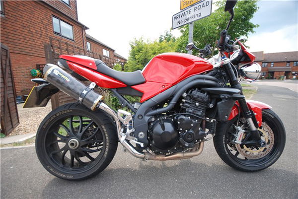 2010 Triumph Speed Triple exhausts tested