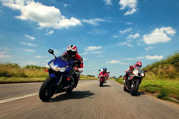 Aprilia RSV Factory vs. Yamaha R1 vs. Honda CBR954RR