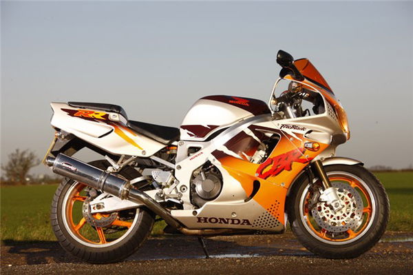 Future Classics: 97 Suzuki TL1000S, 94 Honda Fireblade & 98 Triumph T595 Daytona