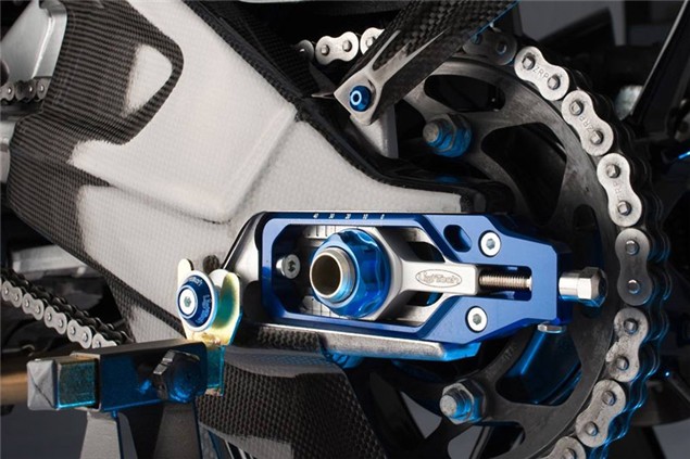 Adjust the S1000RR chain in style
