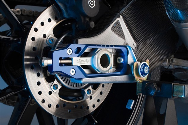 Adjust the S1000RR chain in style