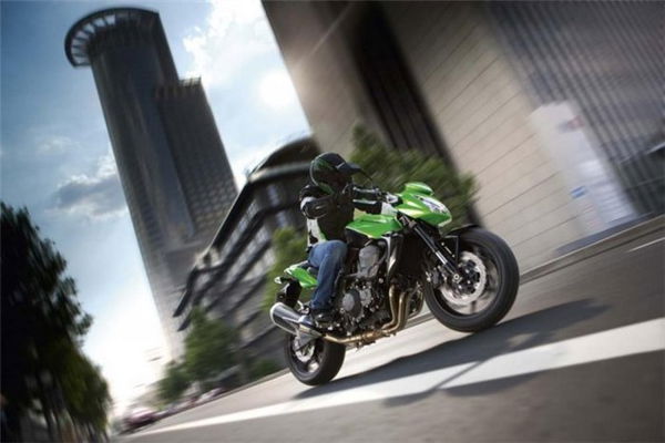 First Look: 2011 Kawasaki Z750R