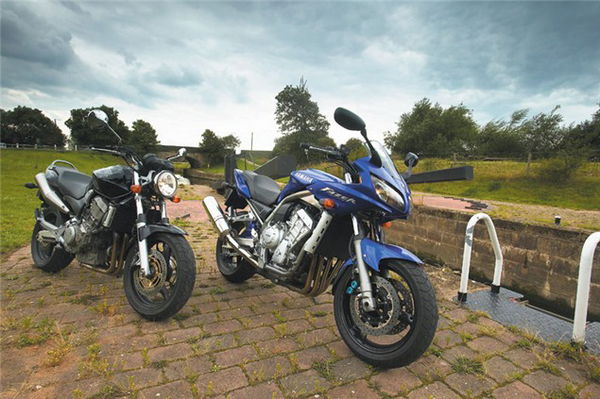 Used nakeds: Yamaha Fazer 1000 (2001) V Honda Hornet 900 (2003)