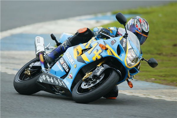 First Ride: 2002 Crescent Rizla GSX-R1000 review