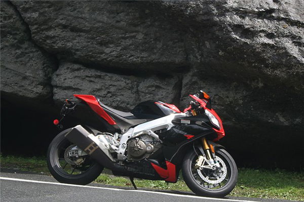 Aprilia RSV4 Factory vs. The Diamondback