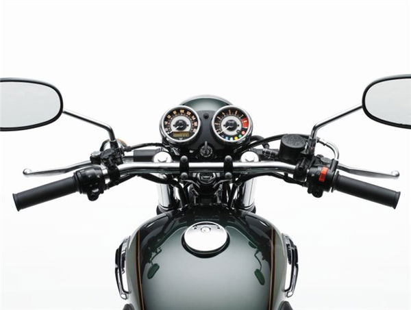 2011 Kawasaki W800 pics and specs