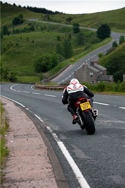 Aprilia RSV4 Factory vs. Cumbria