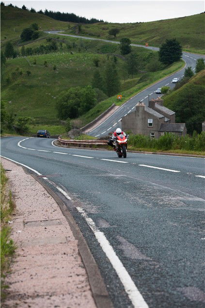 Aprilia RSV4 Factory vs. Cumbria